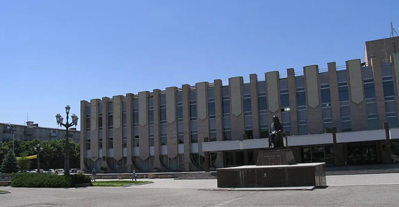 Площадь черкесска. ДК Химик Черкесск. Площадь Ленина Черкесск. Дом культуры Химик Черкесск. ДК РТИ Черкесск.