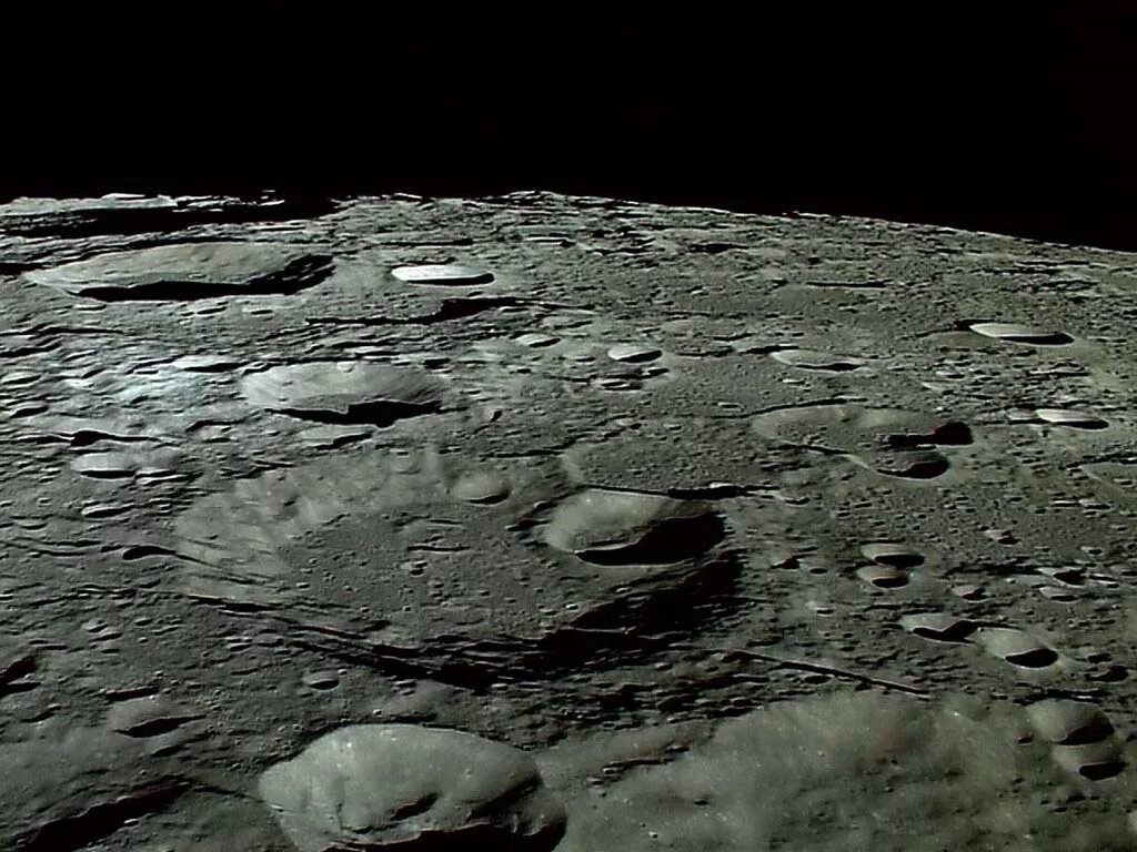 Луна лунные моря. Рельеф моря кратеры Луны. Поверхность Луны. Лунная поверхность. Снимки поверхности Луны.
