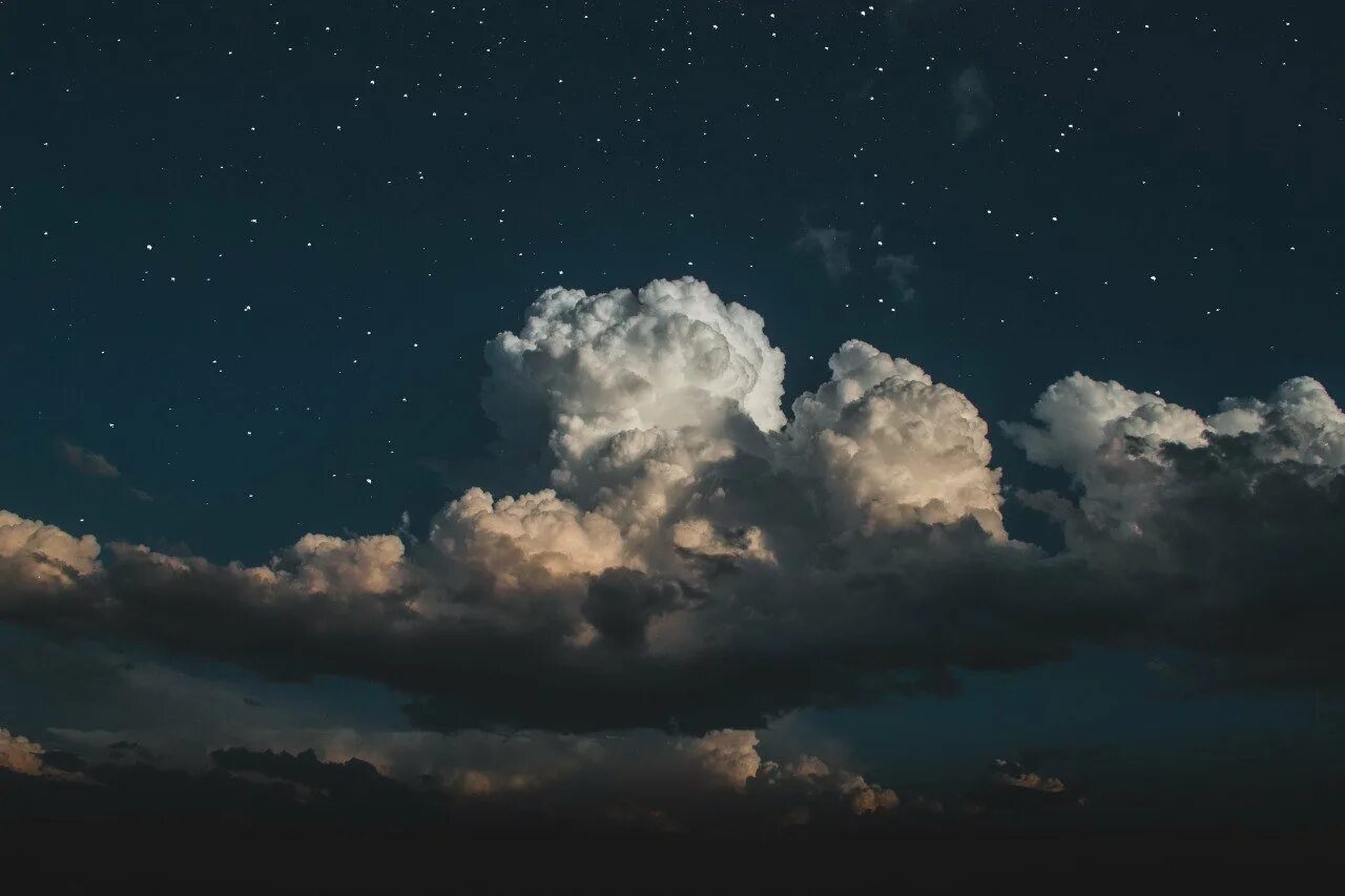Облака звезды ночь. Ночное небо с облаками. Небо ночью. Ночное небо с тучами. Ночные облака.