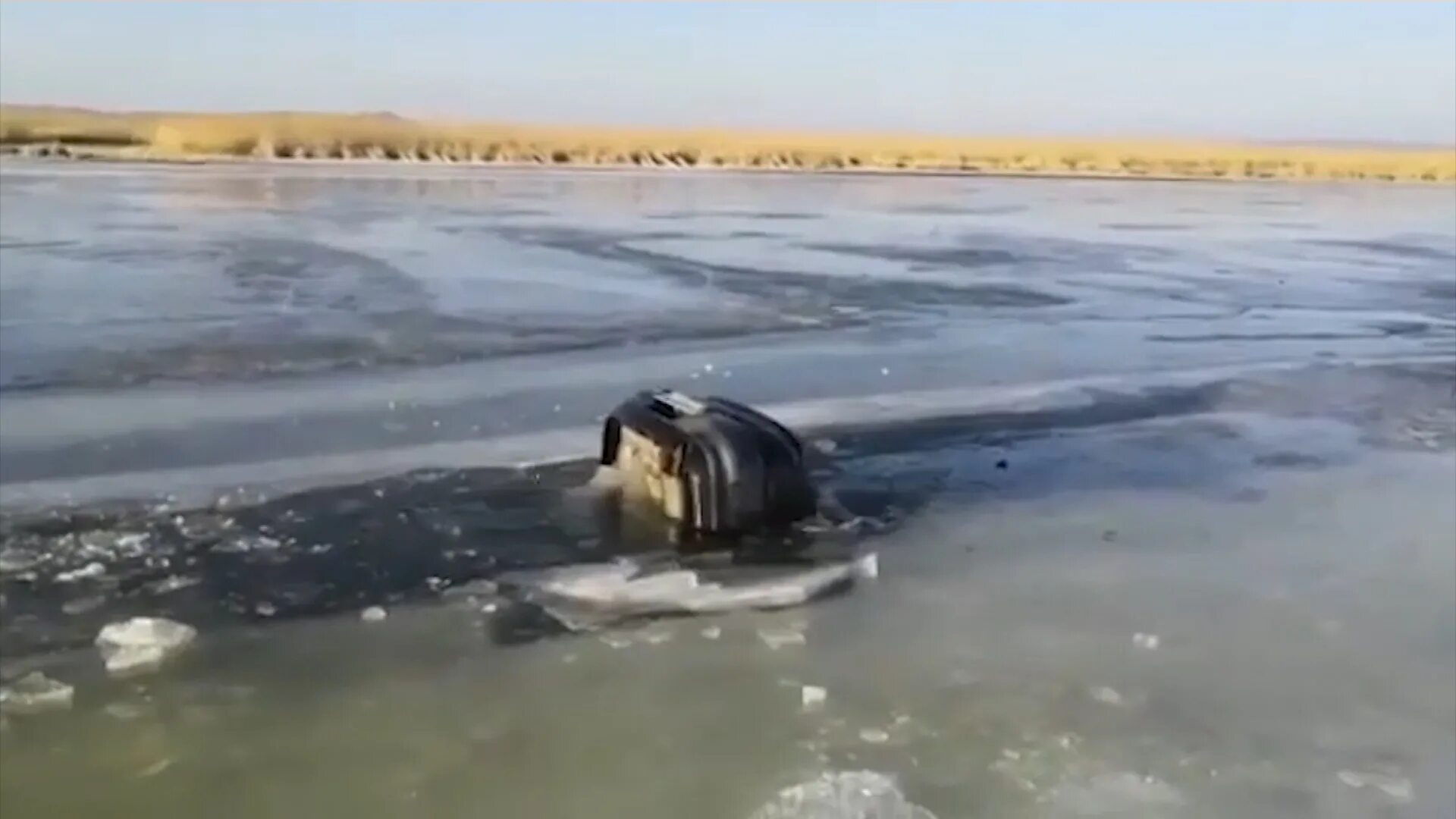 Утонувшие зимой. В Приморье машина провалилась под лед. Утонувшая машина на Тавричанке. Машина утонула в реке. Автомобиль провалалился под лёд.