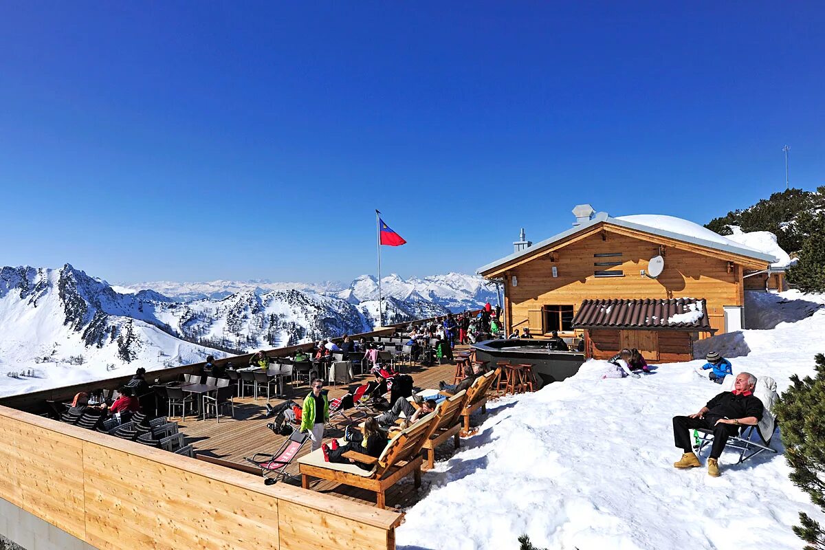 Горнолыжные кафе. Швейцария Альпы горнолыжные курорты. Кафе на горе Швейцария. Мальбун стег. Кафе в горах Швейцарии.