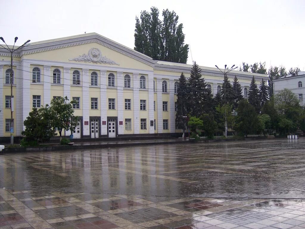 Здание филологического факультета дгу. Дгу махачкала юридический факультет. Дгу филфак махачкала. Студенты дгу махачкала. Дгу колледж махачкала.