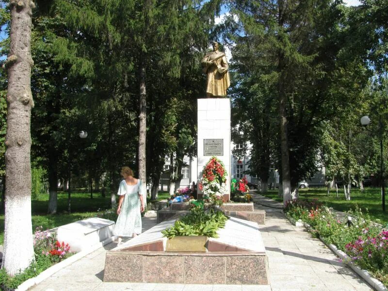 Погода в черемисиново на 14 дней. Черемисиново мемориал. Черемисиново Курская область. Братская могила в поселке Черемисиново. Достопримечательности Черемисиново.