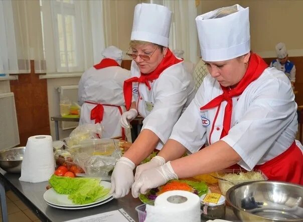 Школа кухонной рабочей. Повар в школьной столовой. Повара в школьных столовых. Работники столовой в школе. Кухонный рабочий.