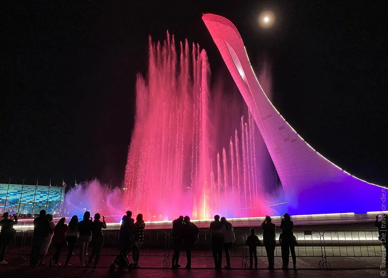 Время поющих фонтанов. Шоу фонтанов Олимпийский парк Сочи. Поющие фонтаны Сочи Олимпийский парк. Поющий фонтан в Сочи в Олимпийском парке. Фонтан в Олимпийском парке Адлер.