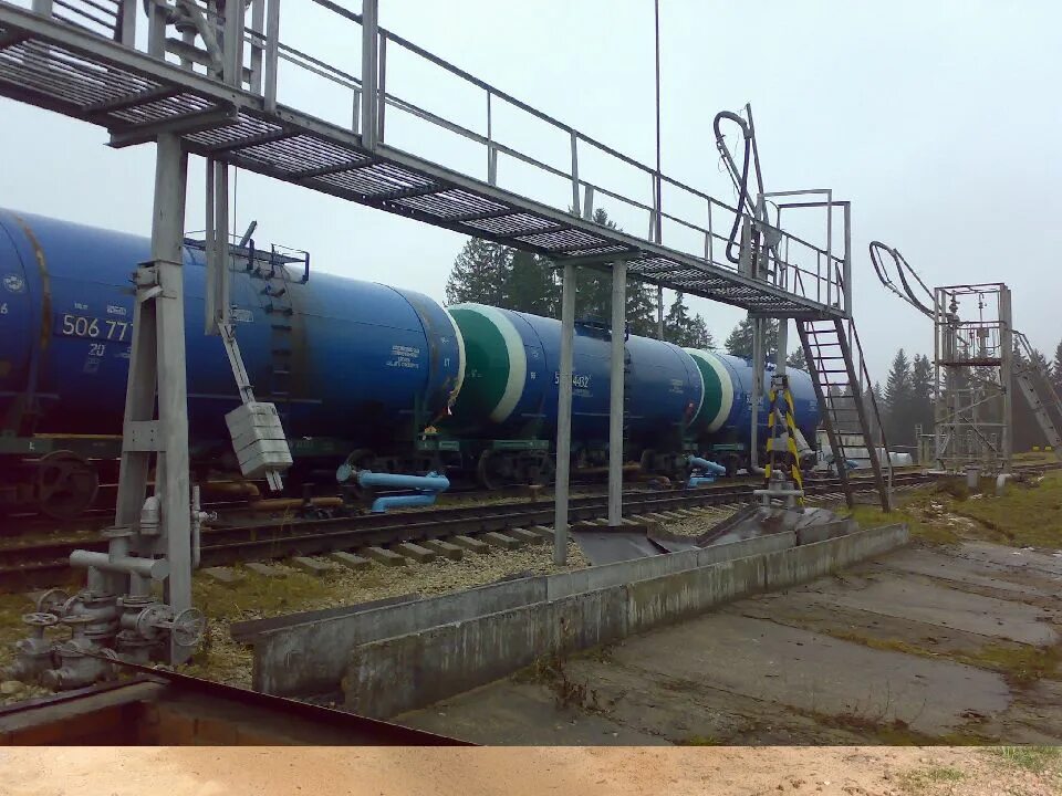 Время слива из железнодорожных цистерн. Сливо-наливная эстакада суг. нефтепродукты налив на жд. эстакада налива нефтепродуктов в жд цистерны. железнодорожная эстакада слива нефтепродуктов роснефть.