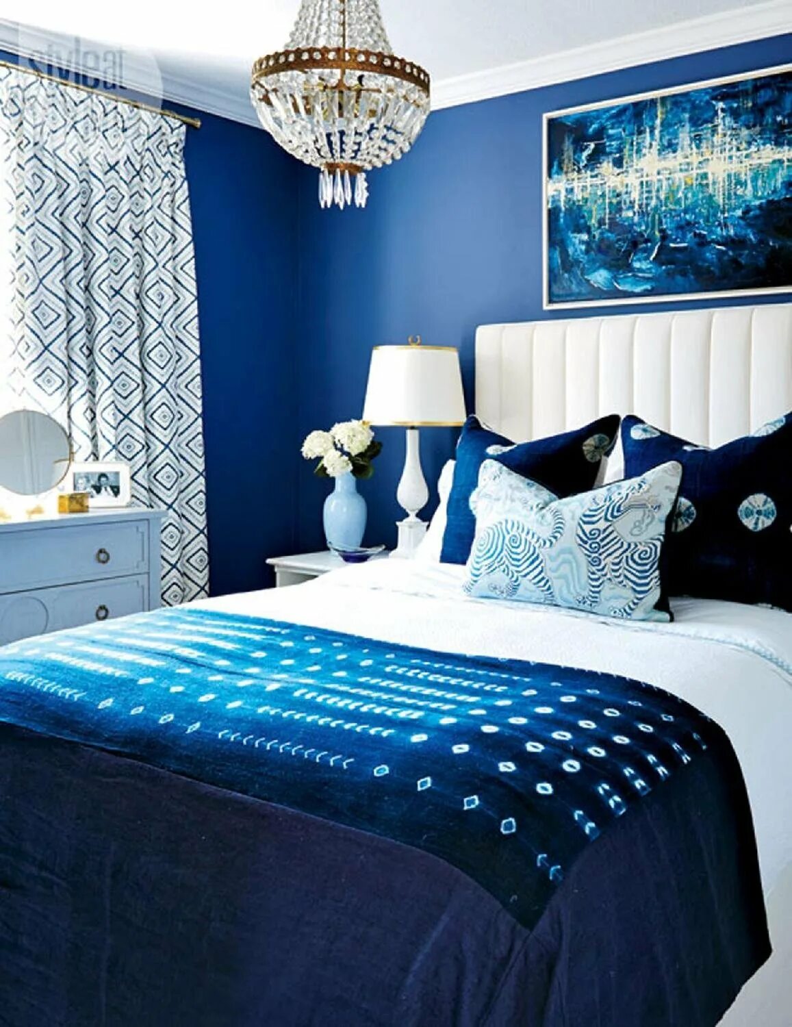 Где живут синие. Спальня индиго Indigo. Синяя спальня. Спальня в синих тонах. Синий интерьер спальни.