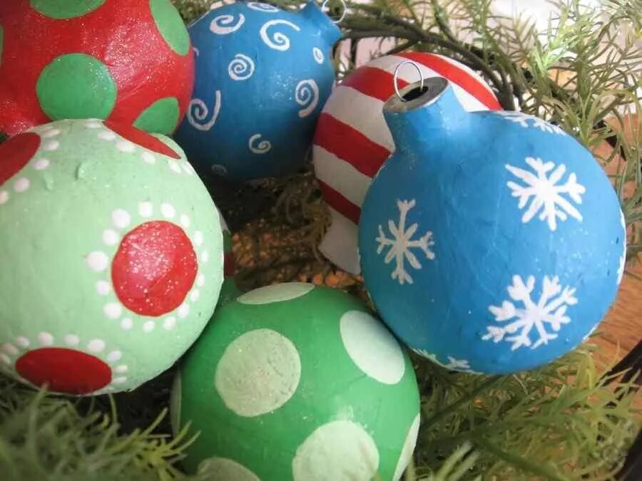 Новогодняя игрушка папье маше своими руками. Новогодние игрушки из папье маше. Мк елочных игрушек из папье. Елочные шары из папье маше. Ёлочные игрушки папьемаше.