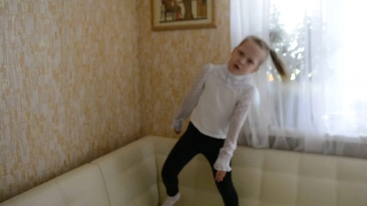 Танцевать фонарем спать не дает. Песня танцевать под фонарем. танцевать фонарем музыка спать не дает. значит спать фонарем музыка так орёт видео.