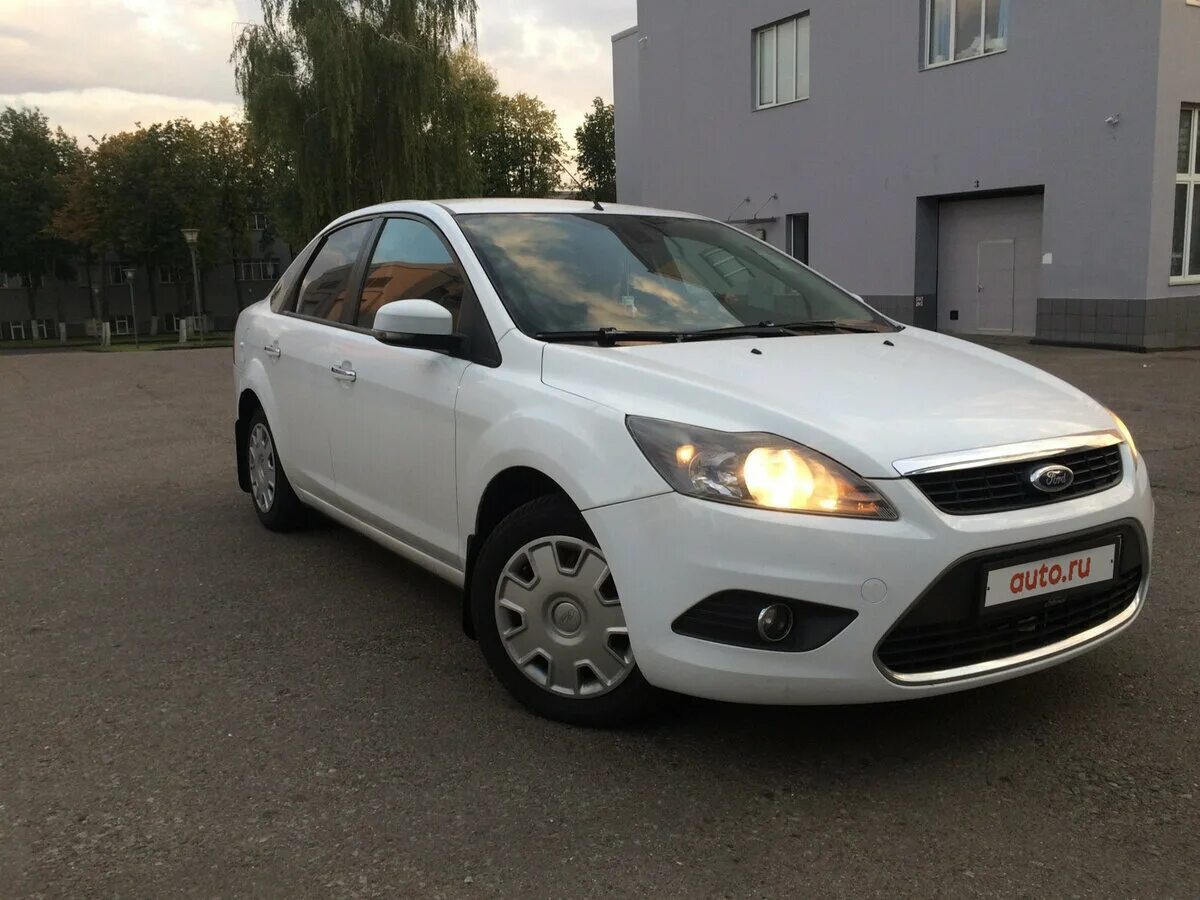 Купить форд фокус 2010. Ford Focus 2010 белый. Форд фокус 2 2010 белый седан. Ford Focus 2010 седан. Форд фокус 2 2010 года белый.