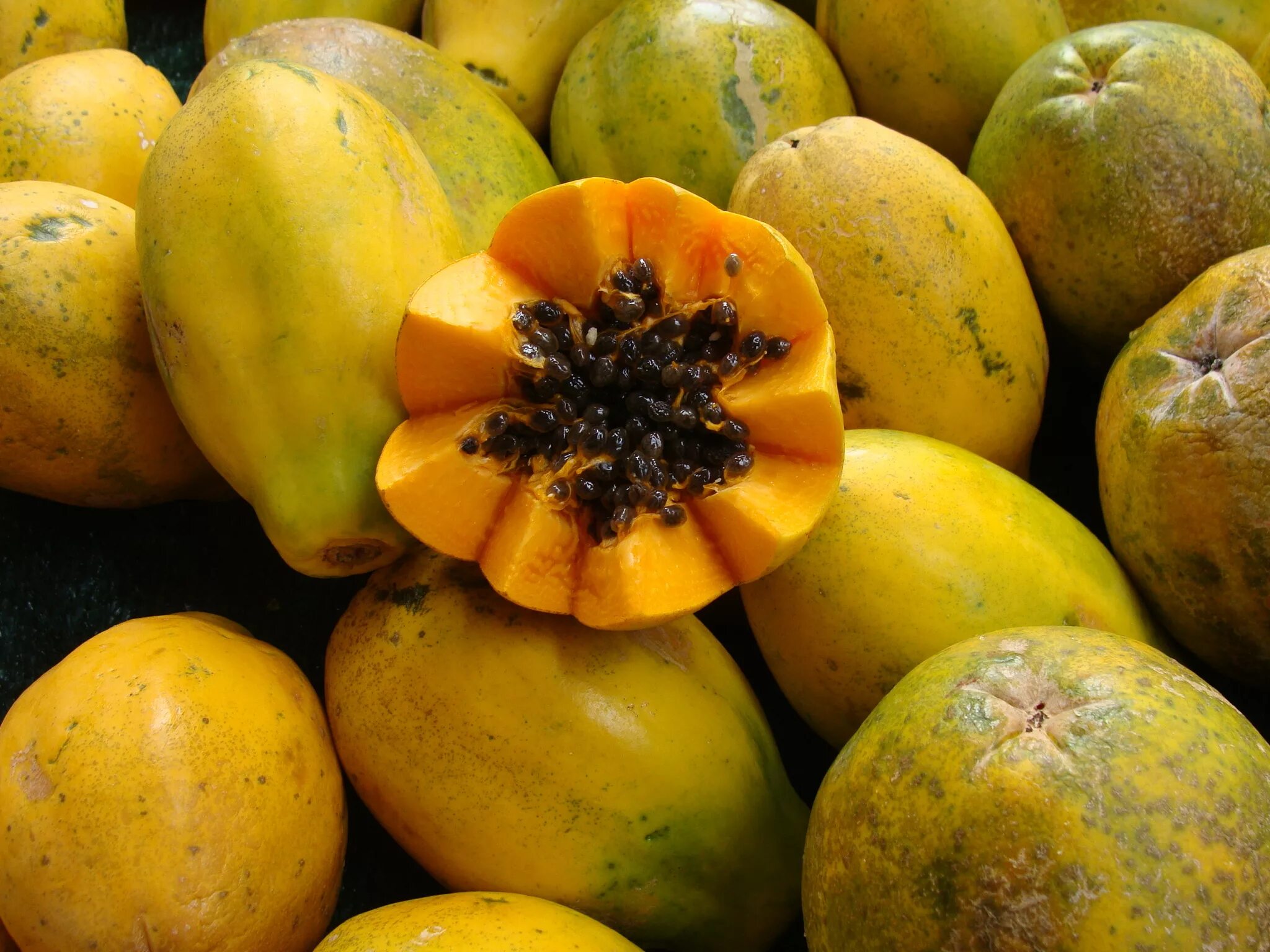Большие фрукты названия. Папайя и маракуйя. Экзотические фрукты Тайланда папайя. Манго папайя маракуйя. Карибиан фрукт.
