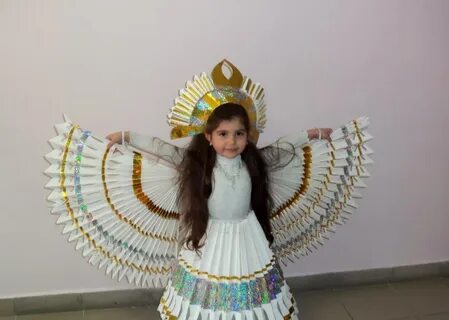 Қыз медициналық тексеруден өтеді. Бейне мен фотоларды қараңыз.