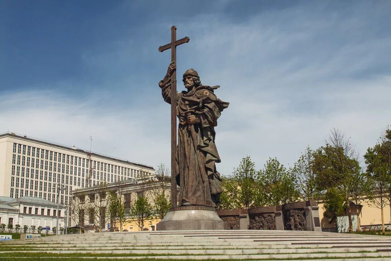 Памятники владимиру святому. Памятник князю владимиру в москве. памятник владимиру крестителю в москве. крещение руси памятник владимиру в москве.