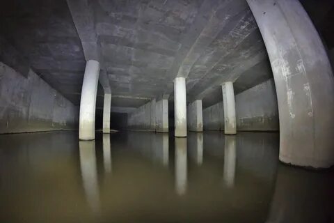 Река москва закована в гранит