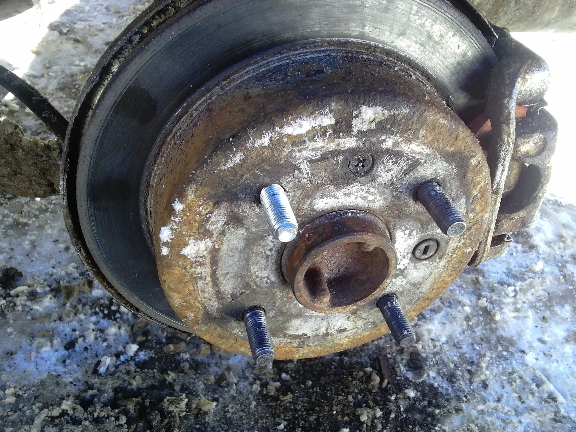 Тормозной диск шевроле лачетти передний. Защитный кожух суппорта заднего колеса шевролет лачетти. Лачетти заднее колесо. Шпилька колесная лачетти. Заднее колесо подклинивает шевроле лачетти.