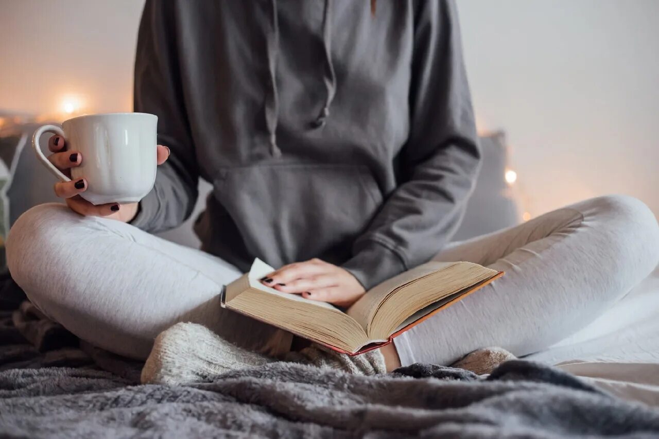 Читать книгу т. Чтение книг. читает книгу. фотосессия с книгой. чтение книг эстетика.