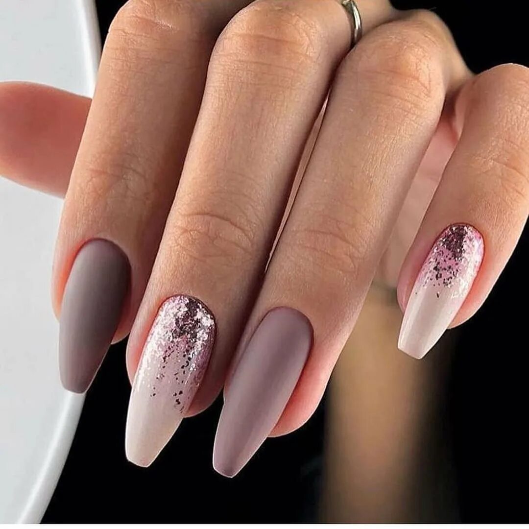 Маникюр пуанты 2021 форма балерина. Форма ногтей балерина. Маникюр на балерину 2020 минимализм. Ногти балерина 2023. Маникюр балерина блестящий.