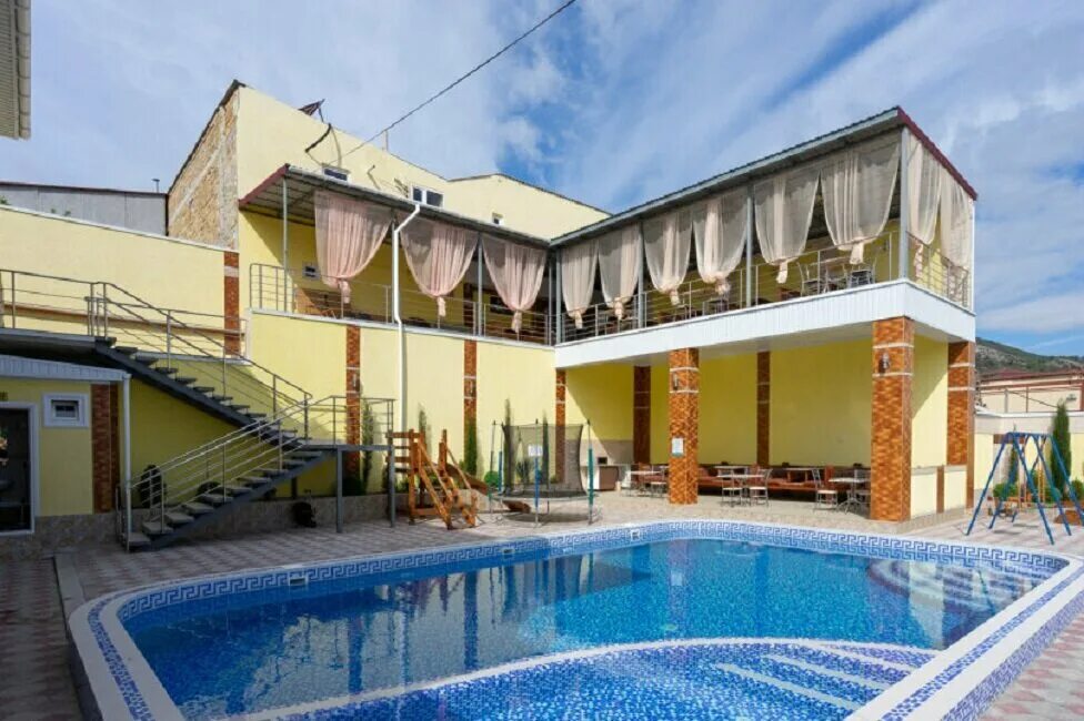 Отели судак 2022. Судак юго-западный 19. Дом судак бассейн. Дом судак бассейн. Судак консульская 34.