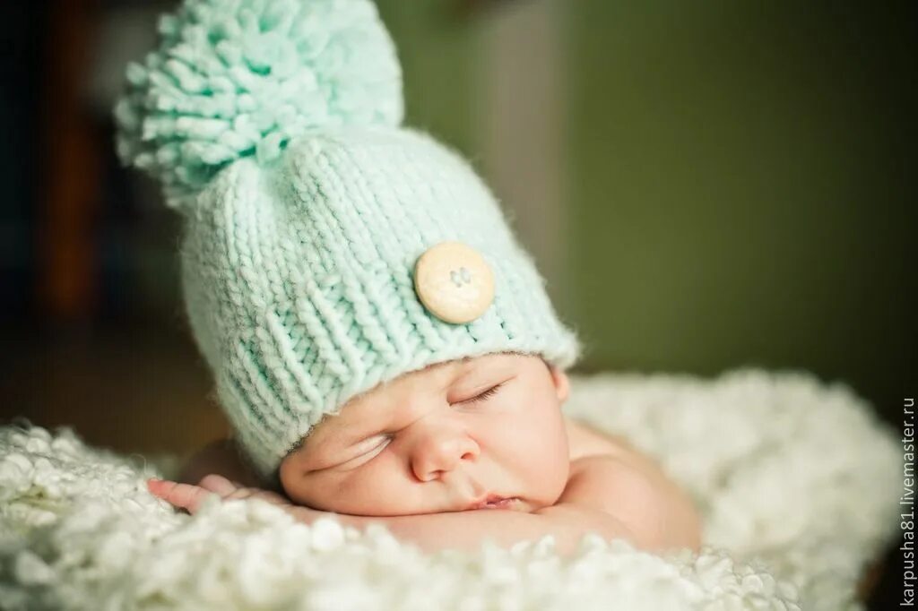 Вязаная шапка для новорожденного. Шапочка девочке 6 месяцев. Шапочка девочке 6 месяцев. Шапочки для новорожденных. Вязаные шапочки для младенцев.