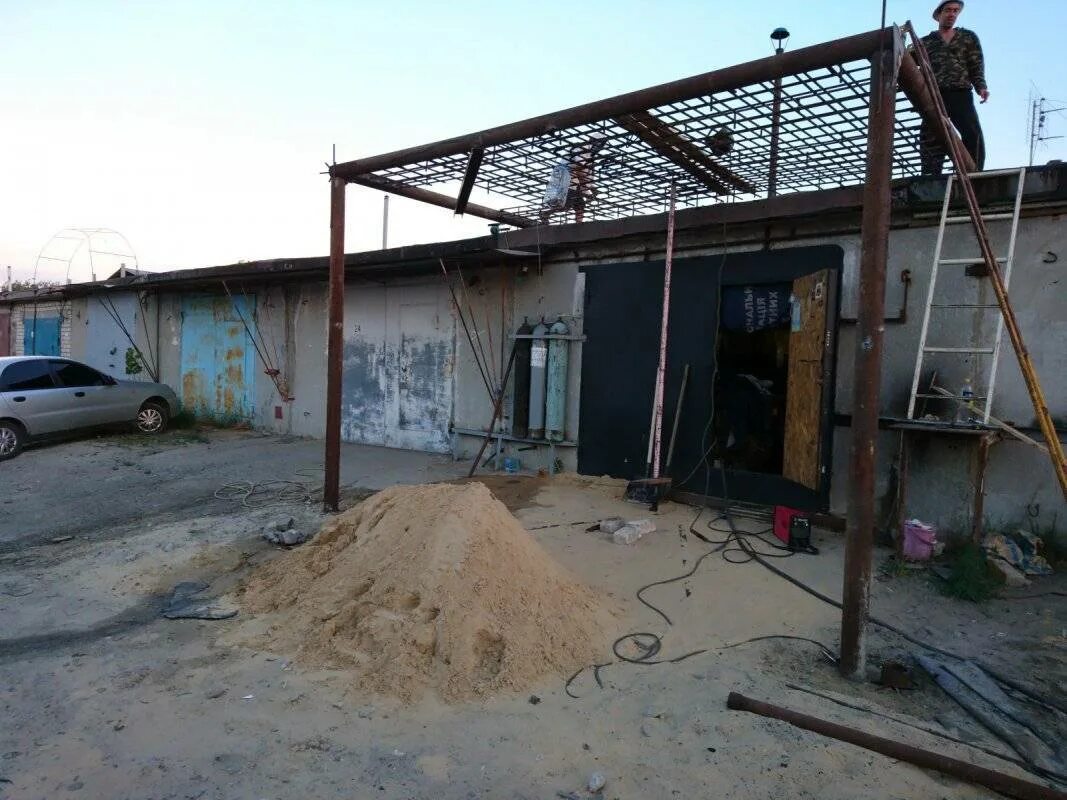 Как построить 2 гараж. Каркасный гараж 2 этажа. Гараж 2 этажа. Как построить 2 гараж. Постройка второго этажа на гараже.