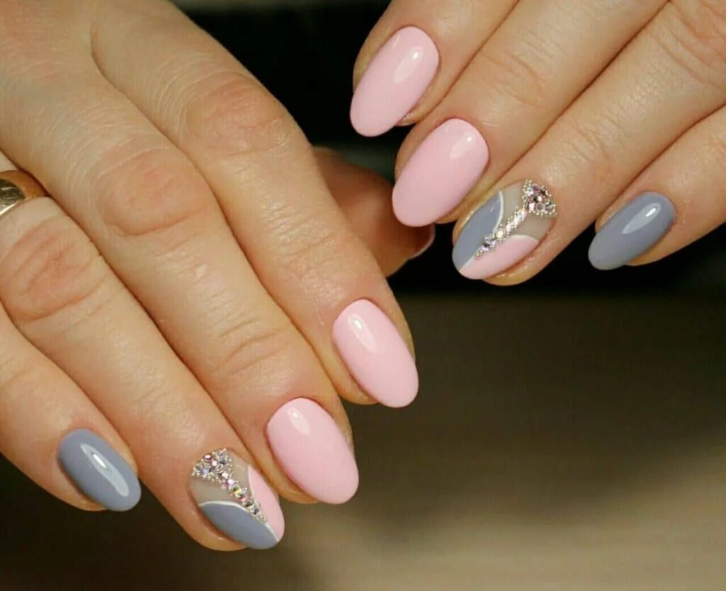 ногти круглые. маникюр на лвальные ноги. маникюр на короткие ногти овал. маникюр со стразинками. овальная форма ногтей.