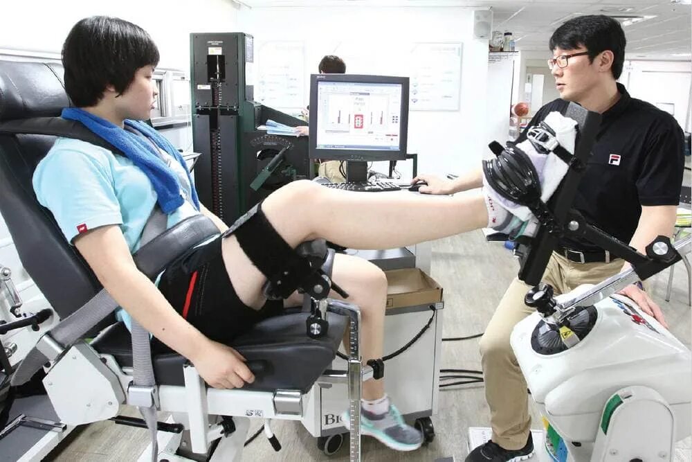 Велотренажер после эндопротезирования. Корейские медицинские аппараты ТЭМС. Ортопедия в Корее фото. Ортез после артроскопии на коенном суставе л. Какой ортез носить после артроскопии коленного сустава.