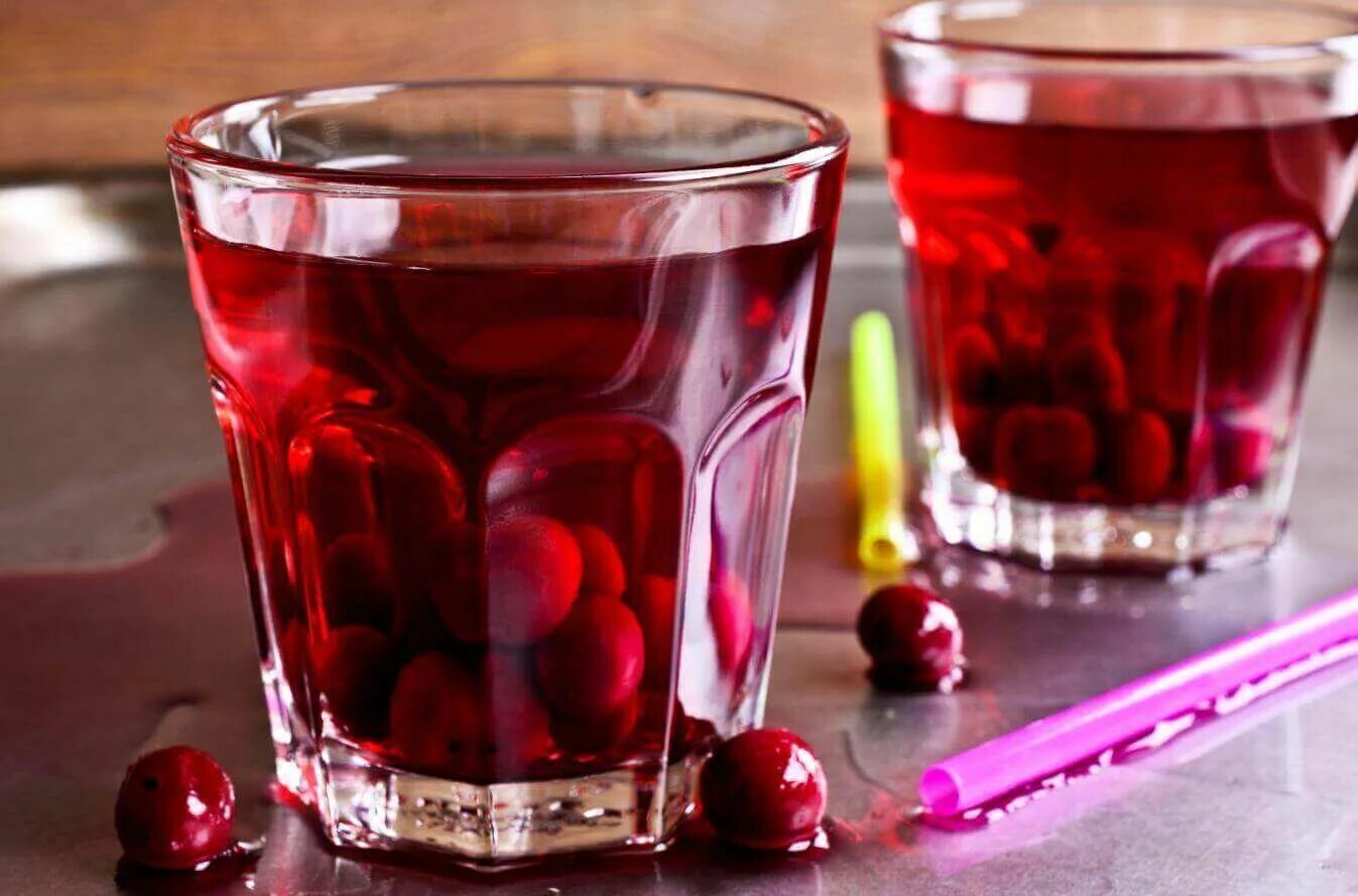 Пейте этот компот. Компот вишня. вишнёвый кампот. компот из вишни. компит.
