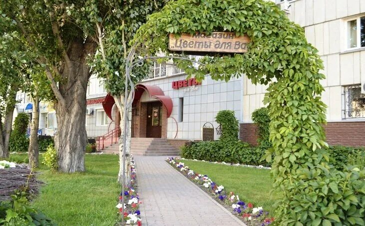 Клумбы барнаула барнаула. Фонтан цветущий поющий барнаул. Клумбы барнаула барнаула. Алтайский край барнаул цветы. Площадь октября барнаул.