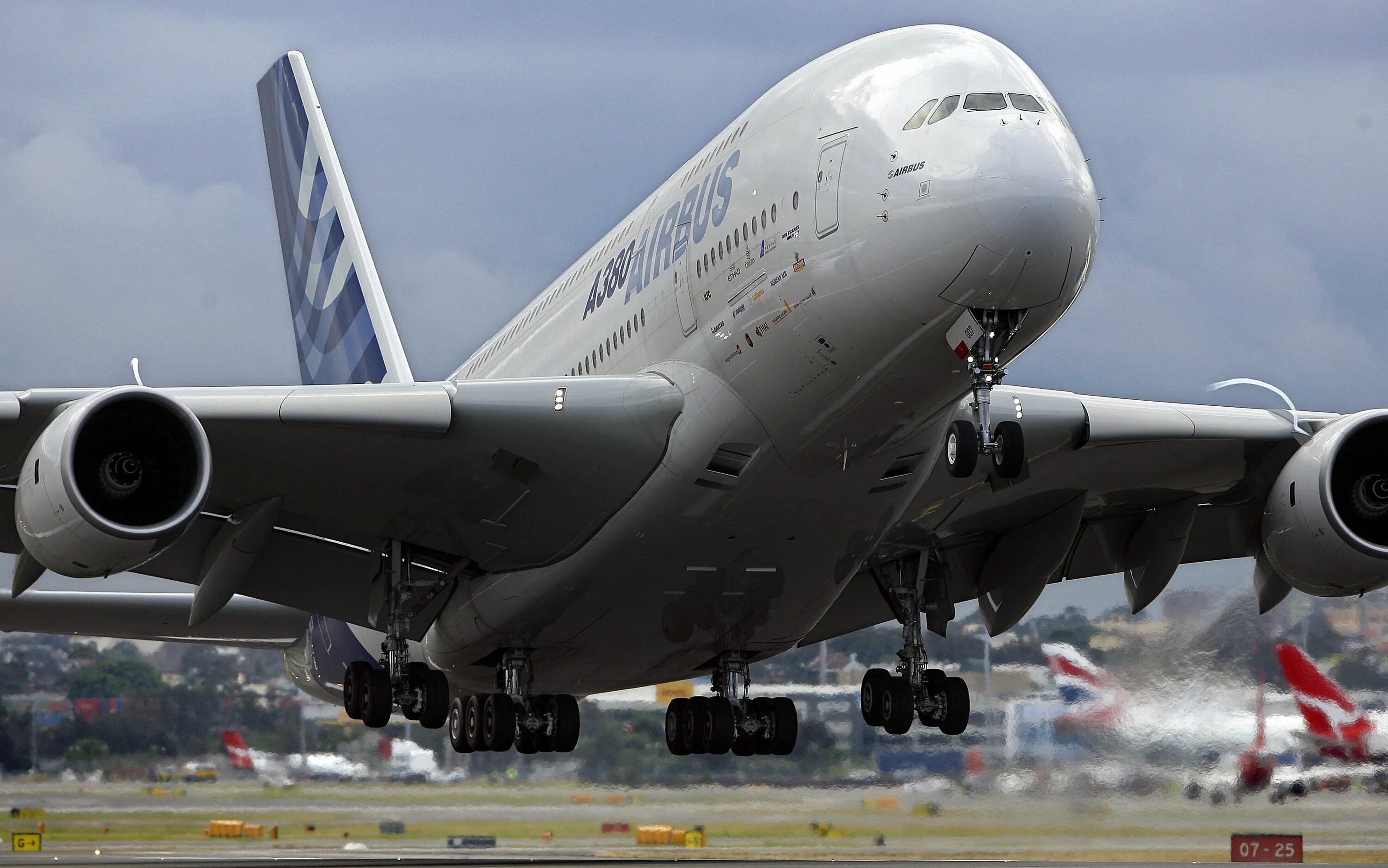 Самые большие пассажирские. Airbus a380 и человек. Airbus a380 SUPERJUMBO. Самый большой пассажирский лайнер в мире - Аэробус а380. Самый большой самолёт Airbus a390.