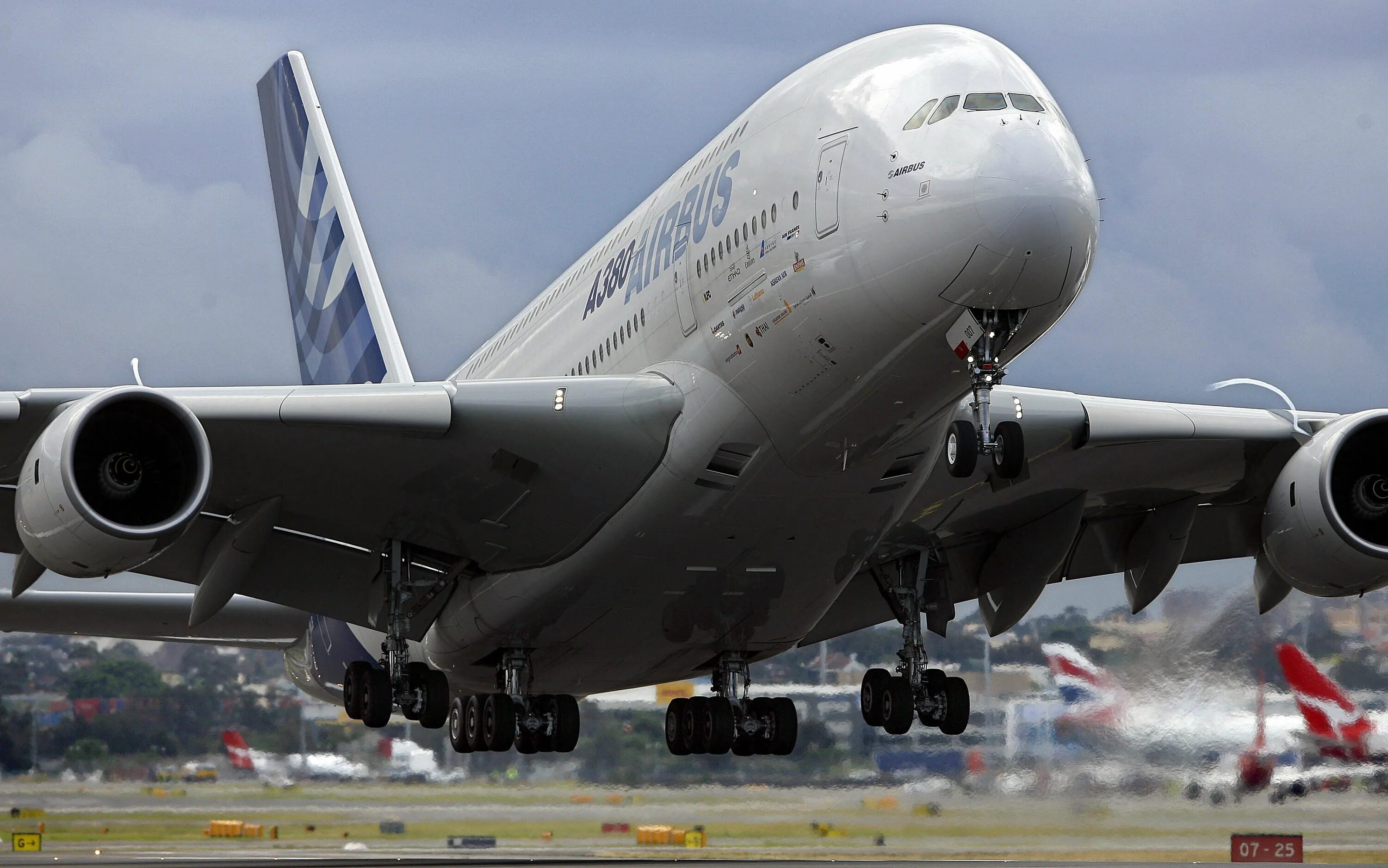 Эйрбас 380. Самый большой пассажирский самолет в мире Airbus a380. Airbus a390. A380 Airbus грузовой