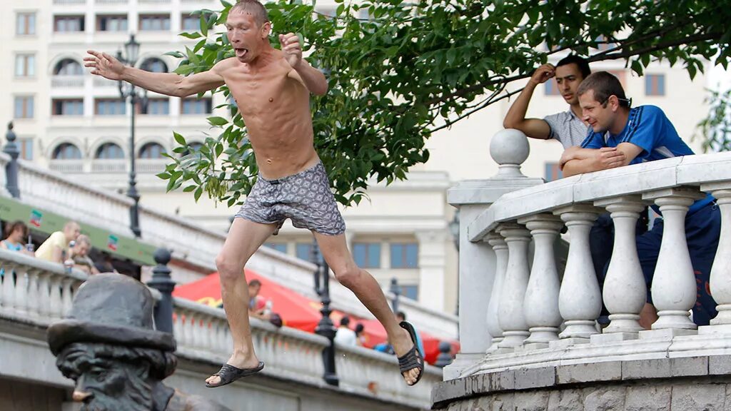 Смешные улицы москвы. Фотожабы с людьми. Приколы про жару. Жара прикол. Жара в Москве приколы.