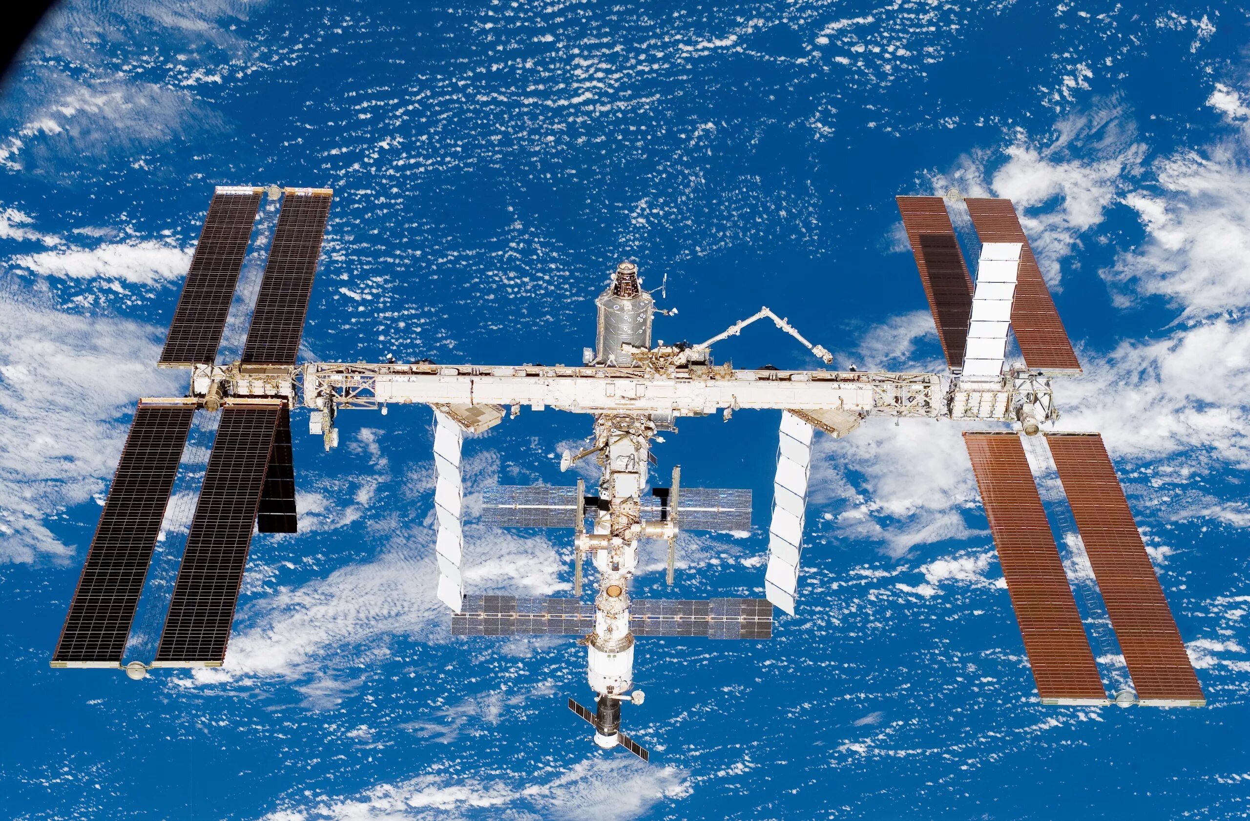 Space station. Международная Космическая станция МКС. Космическая орбитальная станция МКС. МКС на орбите земли. Станция мир и МКС В космосе.