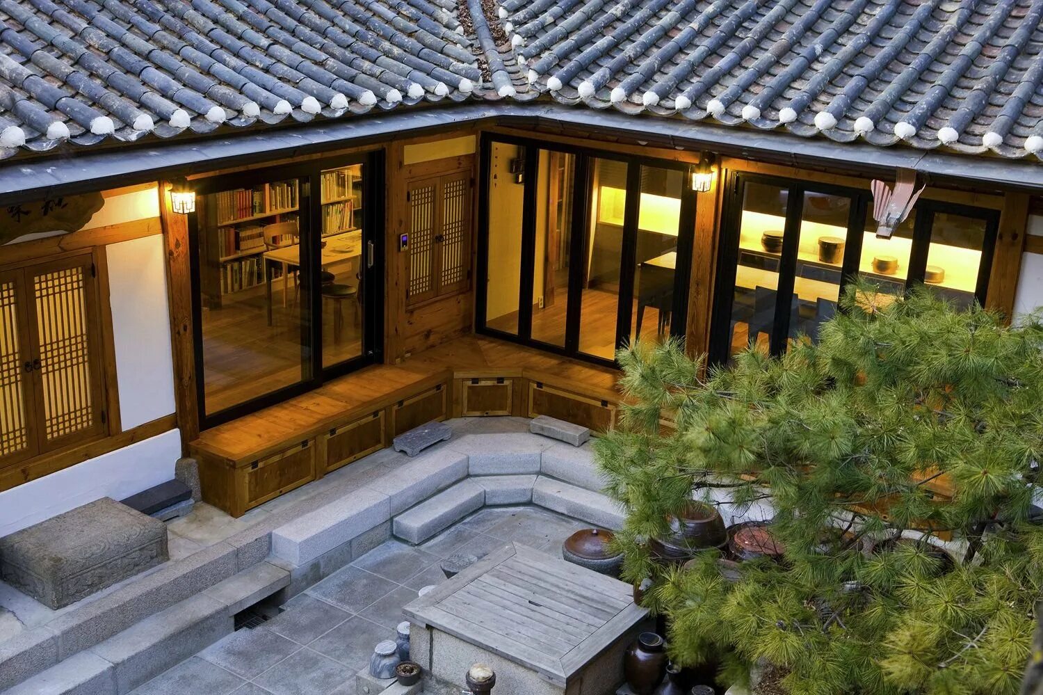 Корея дома отзывы. Традиционный корейский дом Ханок. Корейский дом Ханок планировка. Традиционный корейский дом Ханок внутри. Ханок дом в Корее.