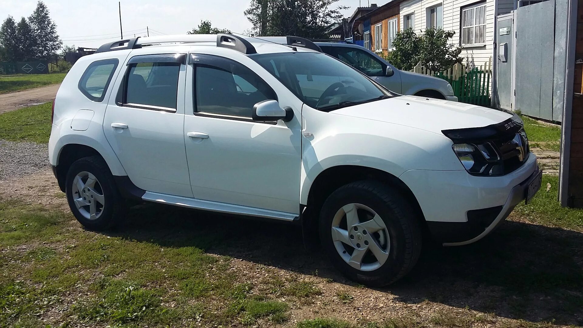 Купить дастер кредит. Рено Дастер 143л.с. Рено Дастер белый. Renault Duster 1 поколение Рестайлинг серебристый. 495 51 Рус Рено Дастер.