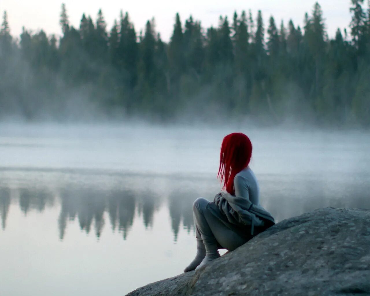 Встречать не устану. Уединение с природой. Одинокая девушка. Девушки на озере. Девушка с красными волосами со спины.