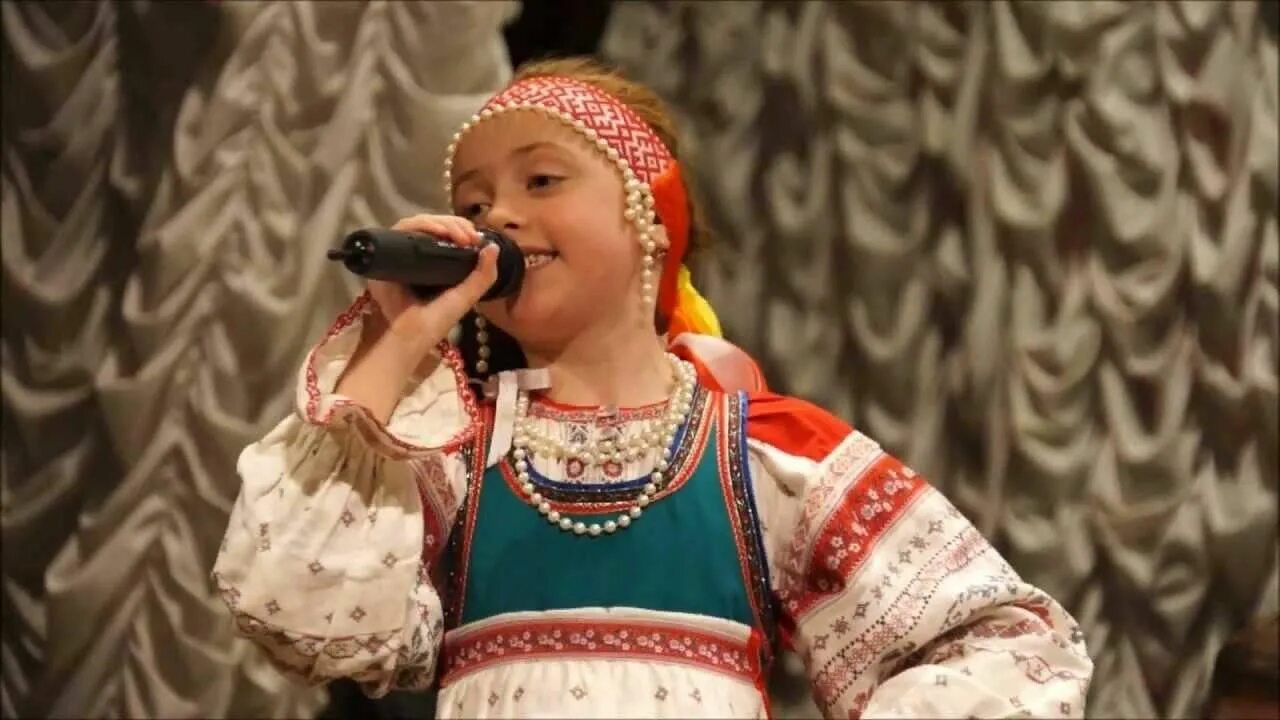 Поют русский фольклор. Дети поют фольклор. Русско народная поющая. Поют русские народные песни. Я песню русскую пою душой
