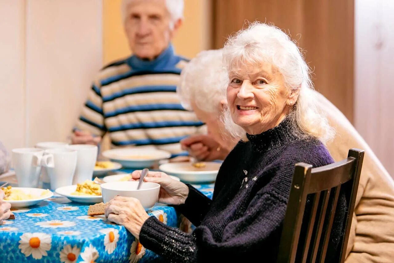 Пожилые люди. Пансионат для пожилых людей. Проживание в доме престарелых. Пансион для пожилых людей. Какая бабушка полезнее
