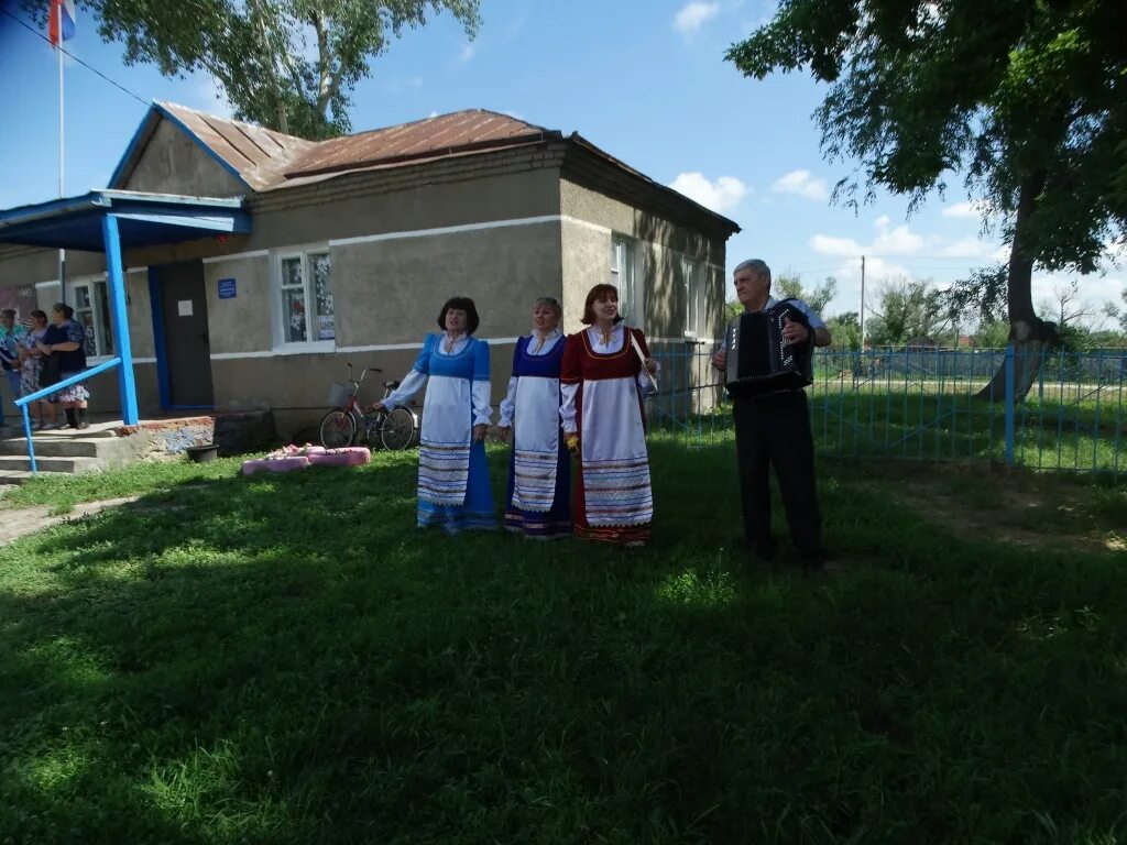 Новая ивановка саратовская область. Село монастырское саратовская область калининский район. школа села новая ивановка калининского района саратовской области. золотая околица нижнедевицкий район ансамбль.