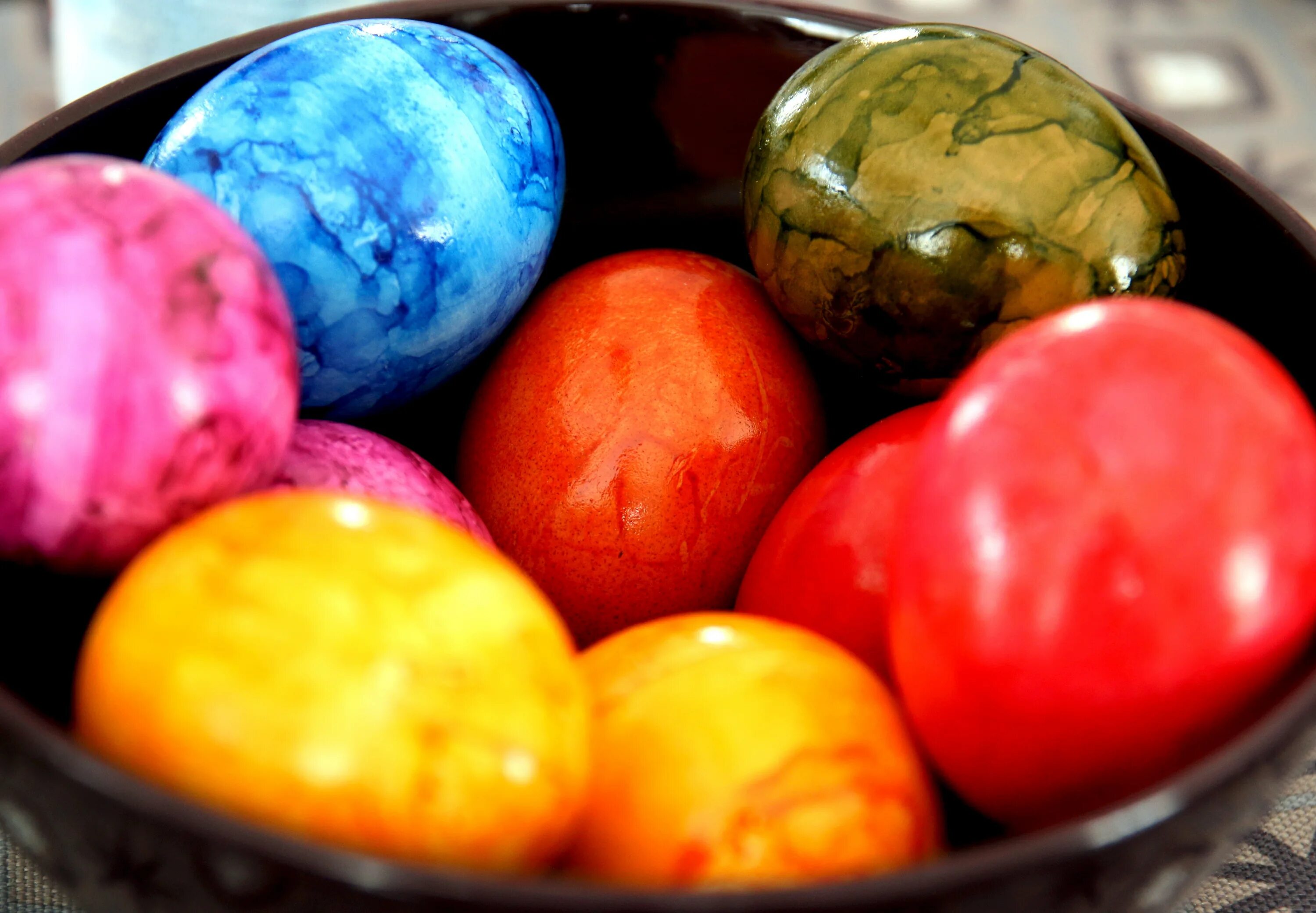 Разноцветные яйца на пасху. Разноцветные яйца. Разноцветные пасхальные яйца. Окрашивание яиц на Пасху. Цветные яйца на Пасху.