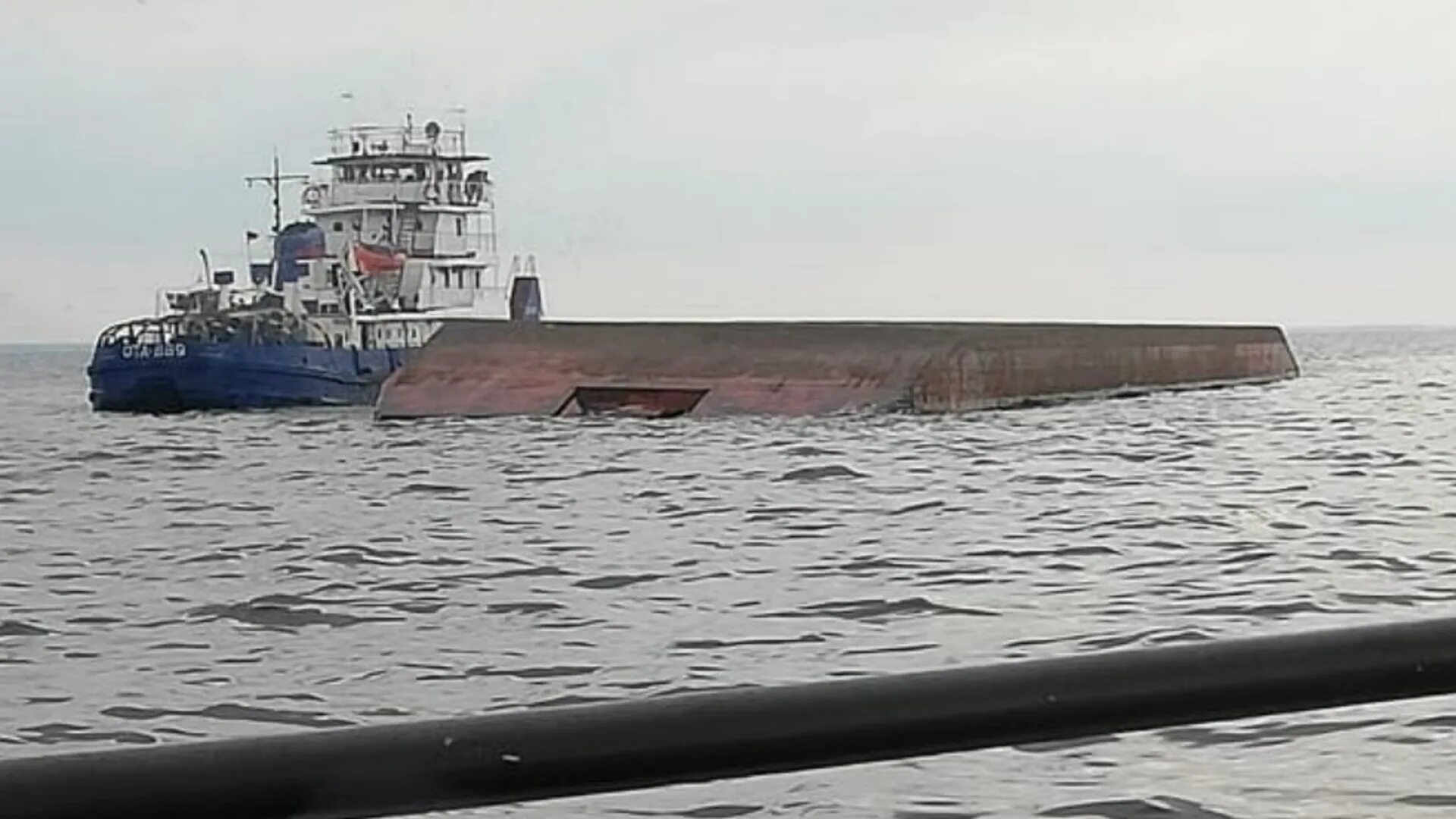 504 ожидание шлюза. Затонувшая баржа в Рыбинском водохранилище. Рыбинское водохранилище затонула баржа. 28 Августа 2020 года, в Рыбинском водохранилище затонула баржа. Шторм на Рыбинском водохранилище.