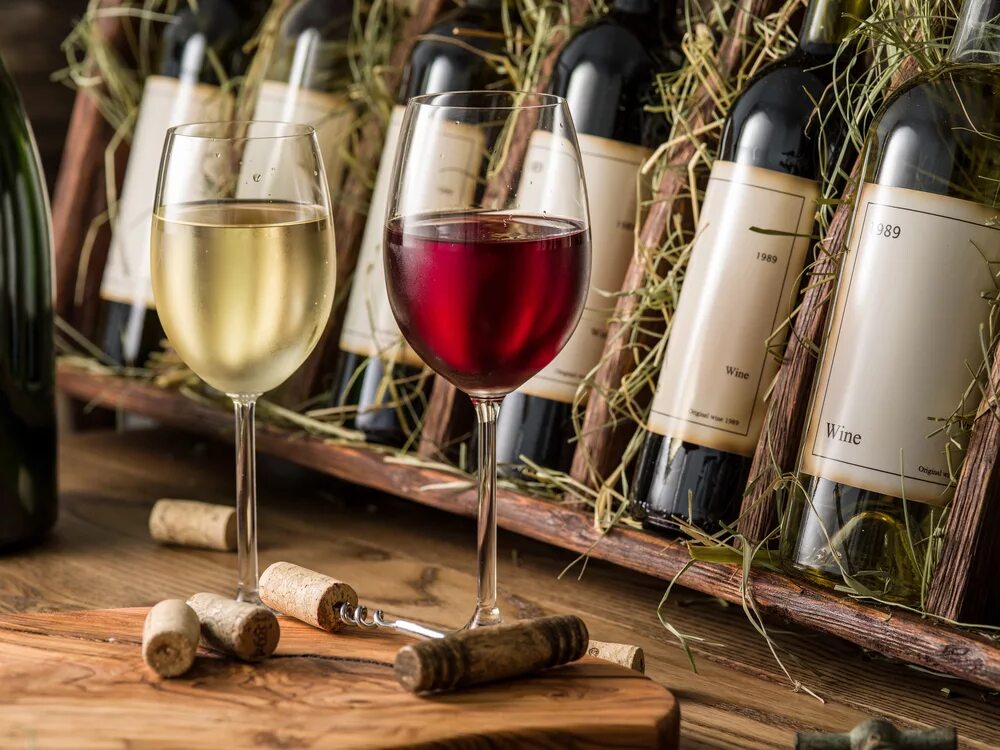 вечеринка выпивка на природе. тесто с вином. карты и вино фото. дегустация вин. люди чокаются в ресторане.