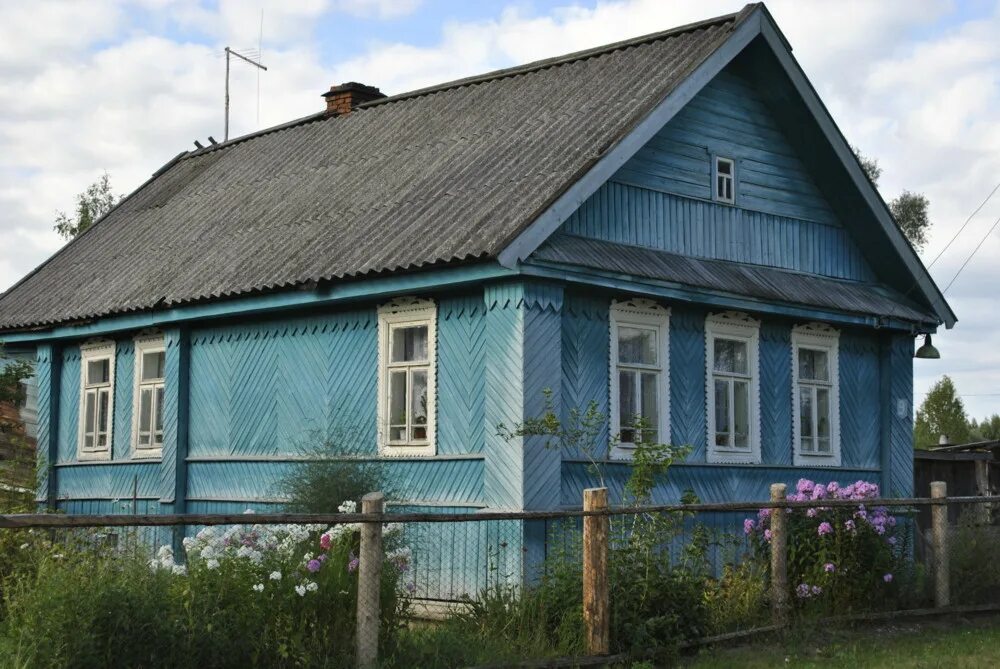 Дачный дом улица. Дешевый домик в деревне. дешевый деревенский дом. панельный дом в деревне. жилой дом в деревне.