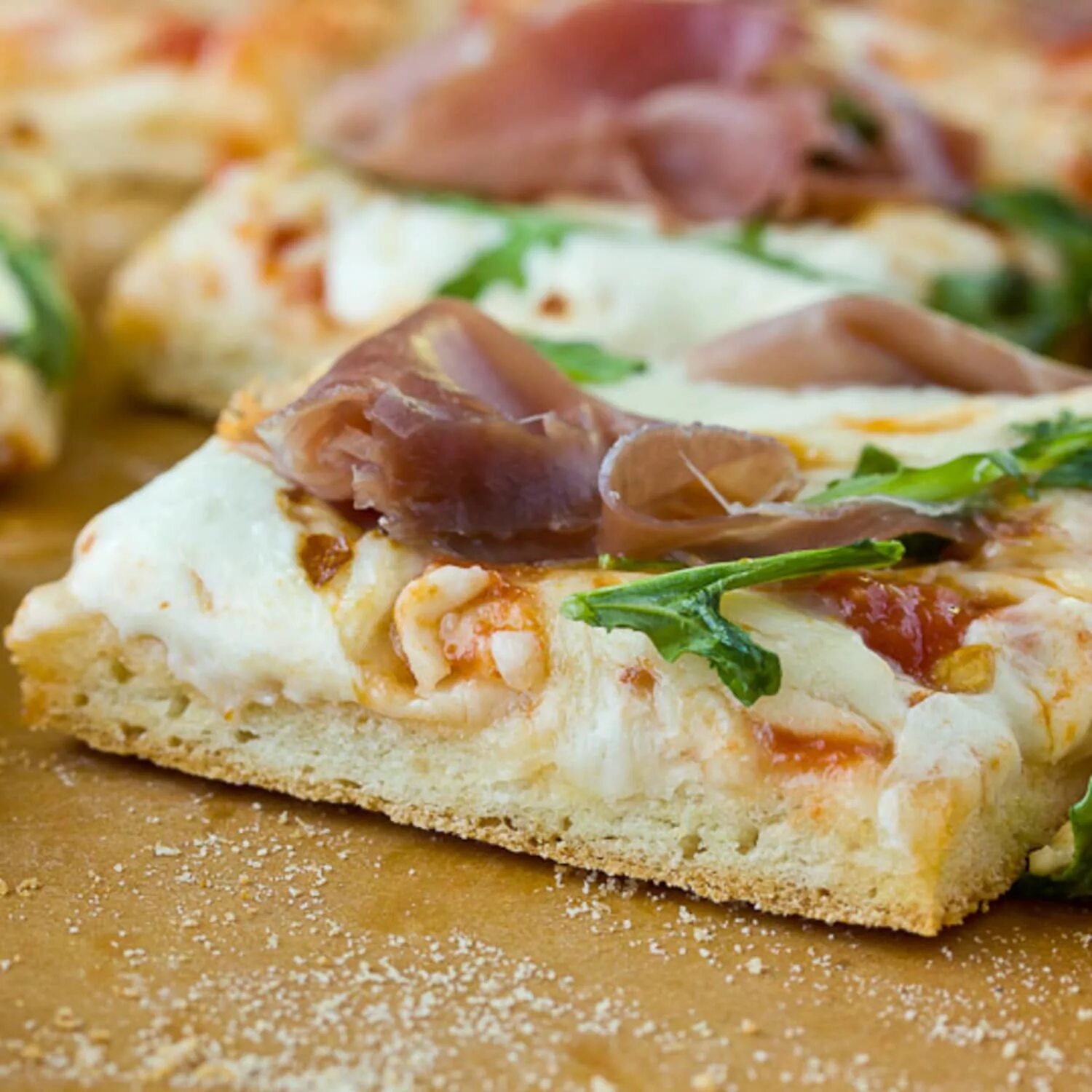 Рецепт мягкой пиццы как в пиццерии. Тесто для пиццы. Вкусное тесто для пиццы. Пицца на толстом тесте. Тонкое хрустящее тесто для пиццы.
