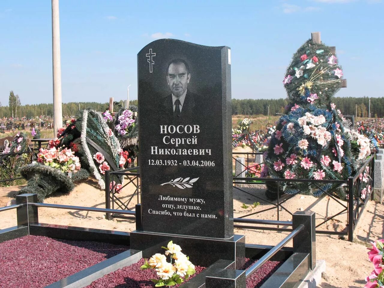 памятник для мужчины из гранита. надгробный памятник моряку. надгробные памятники военным. памятники на могилу. памятники на могилу.