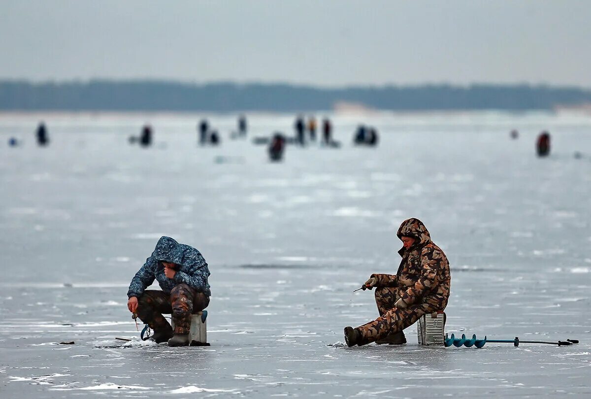 Рыбалка в холодной воде. Рыбаки на льду. Зимняя рыбалка на льду. Рыбак зимой. Фотосессия зимней рыбалки.