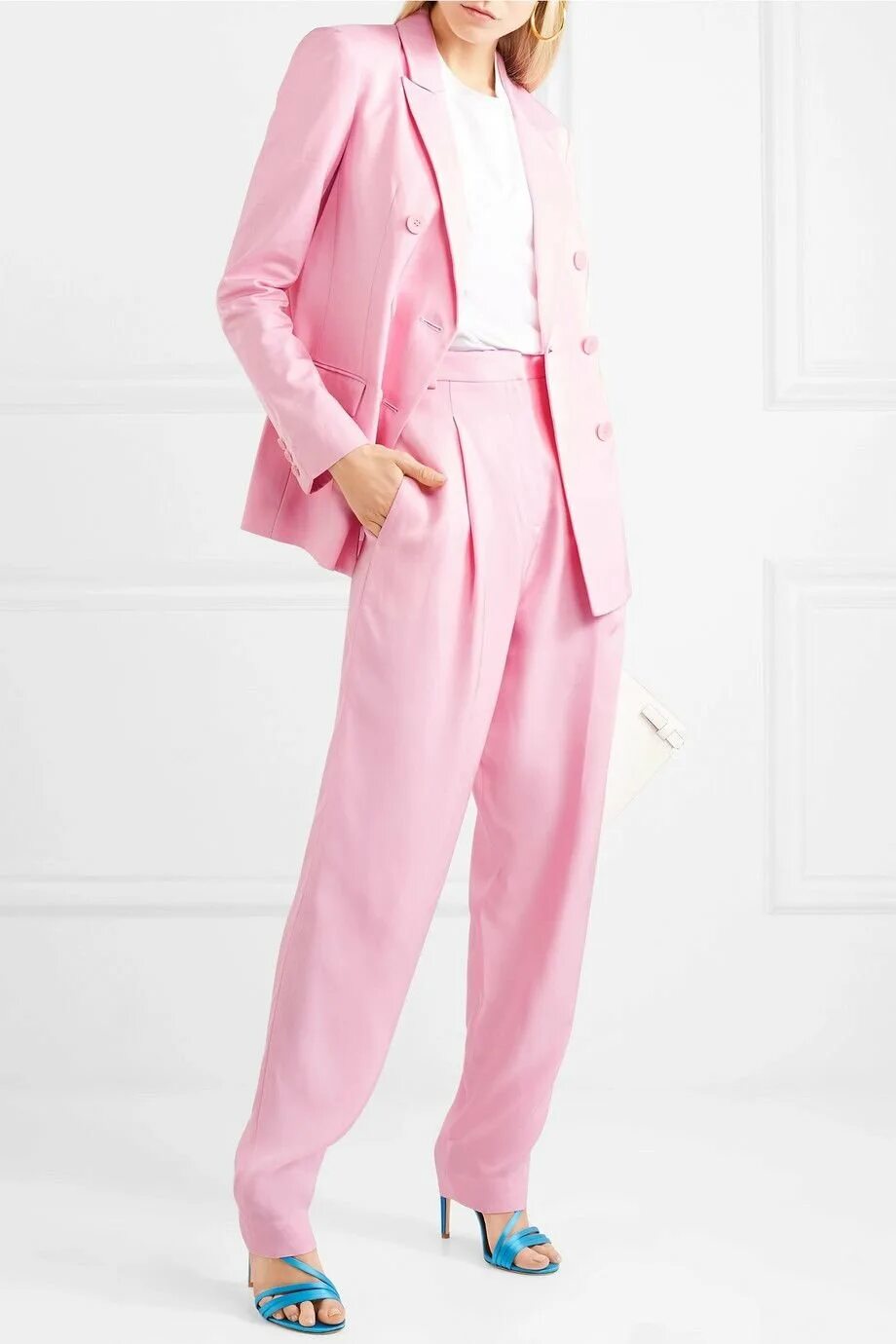 Розовая женская. Розовый брючный костюм женский. Розовый костюм жирокий. Розовый. Розовый костюм женский классический.