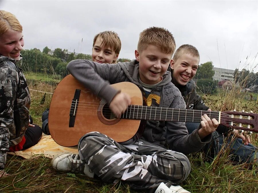 Песни под гитару река. Детский лагерь гитара. Дети у костра с гитарой. Поход школьников. Поход под гитару.