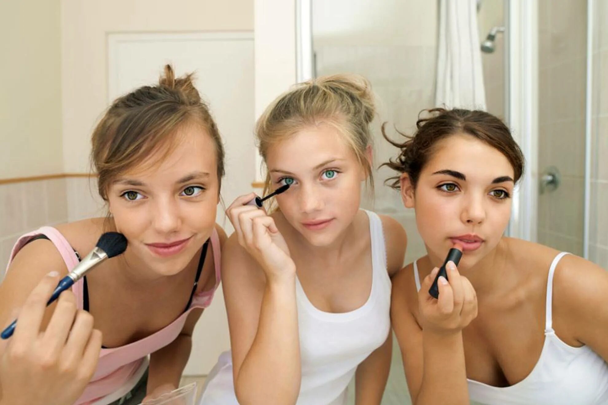 A lot of girls here are. Макияж для девушки подростка. Подросток красится. Легкий макияж для подростка. Макияж для подростков в ШК.