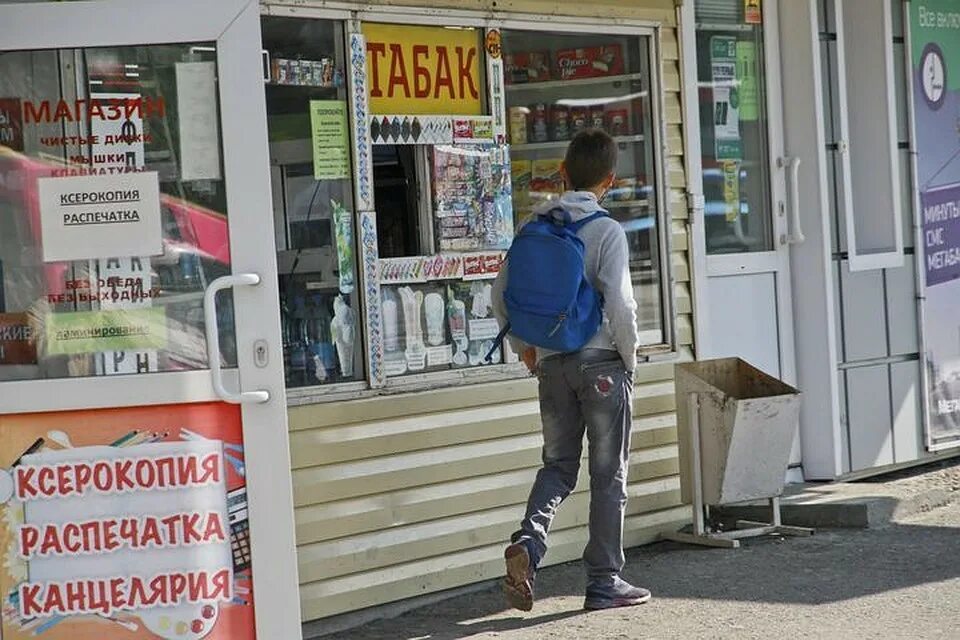 Запрет на продажу табачной продукции детям. Продают ли сигареты несовершеннолетним. Несовершеннолетний в магазине. Какие сигареты продают несовершеннолетним. Табачная продукция и несовершеннолетний.