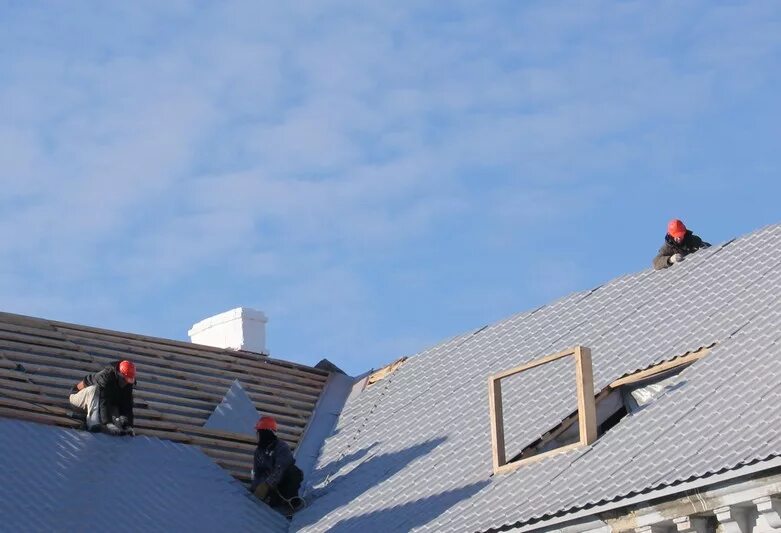 Уплотнитель дымоходной трубы силиконовый. Идти через крышу. Вентиляция на крыше. Дымоход vilpe для газового котла в крышу. Шифер кровельщики.